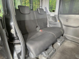 後部座席も気になるようなキズ・汚れやへたり等、大きなダメージはなく、良好な状態です。