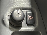 【電動格納ミラー】運転席のスイッチで、ドアミラーの開閉や角度の調整ができます。