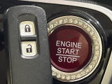 【Hondaスマートキー】カバンやポケットに入れたままでもドアの施錠・解錠が可能なスマートキーを装備。エンジンのオン・オフ時もカギを取り出す必要が無いからとっても便利です♪