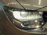 【LEDヘッドライト】悪天候や夜間走行時も良好な視界を確保し安心して運転できる高輝度LEDヘッドライトを装備!点灯速度が早く、消費電力も抑えられています。