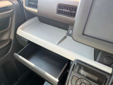 グローブボックスです!車内の収納力もある車です!