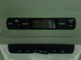 リア席専用のエアコンを装備しております。