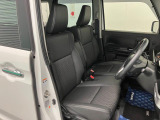【フロントシート】ゆったり座れるベンチシートを採用しており、アームレストも装備していますので快適です。