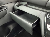 グローブボックス以外にもちょっとした収納スペースがあります。
