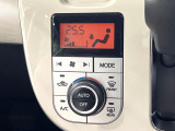 【オートエアコン】一度お好みの温度に設定すれば、車内の温度を検知し風量や温度を自動で調整。暑い&hellip;寒い&hellip;と何度もスイッチ操作をする必要はありません。快適な車内空間には必須の機能ですね♪