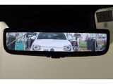 電子インナーミラーです。バックドア内側にカメラを取付けてインナーミラーに後方映像を表示。例えば、後席に大柄の方が座っていても後方確認が難なく出来ます。モニターモードとミラーモードは切替え可能です。