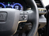 レーダークルーズコントロール(全車速追従機能付)付きです。車速に応じて追従支援してくれるので、ロングドライブも快適です。詳細は販売店スタッフまでおたずねください。