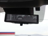 インテリジェント ルームミラーは、車両後方のカメラ映像をミラー面に映し出すので、車内の状況や、天候などに影響されずいつでもクリアな後方視界が得られます。