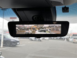 【デジタルインナーミラー(トヨタ)】車両後方カメラの映像をルームミラーに映すことが出来ます。 そのため、後席に人や荷物があって後方が見えづらい場合でもしっかり視界を確保することが出来ます。