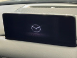 【10.25インチマツダコネクト】車内の雰囲気にマッチした大型ディスプレイ。スマホ接続でのナビ使用やBluetooth再生等、様々な機能が楽しめます。直感的なダイヤル操作が可能で、使い勝手も良好です。