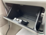 グローブボックスの画像です。店舗にて現車の確認もいただけますので、お電話で在庫のご確認の上是非ご来店くださいませ!!!ワクワクするクルマ選びをご提案します!