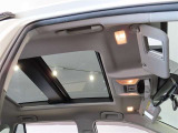 パノラマムーンルーフ付きです。サンバイザーには、バニティーミラー付いてます。照明も付いていて便利です。