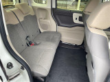 【セカンドシート】2列目もゆったりドライブを楽しめます。掲載箇所以外にご希望の写真がございましたらお気軽にお問い合わせ下さい。フロアマットは汚れが気になる場合は新品のご注文も承ります。