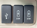 【USBチャージャー】USB接続のスマートフォンやタブレット端末などを充電できます!ロングドライブでも安心ですね!