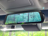 【デジタルインナーミラー】後席の大きな荷物や同乗者で後方が確認しづらい時でも安心!カメラが撮影した車両後方の映像をルームミラー内に表示。クリアな視界で状況の確認が可能です!
