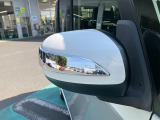 サイドミラーはガーニッシュ付き