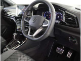 ★運転席周りはアルミペダル、R-line専用の内装となります★