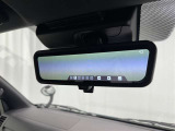 デジタルインナーミラー付き。後方視野角が広く、後席に同乗者がいても後方を確認しやすく安心です。