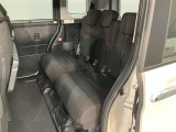 広々とした後部座席です♪気になるキズや汚れなどなく良好な状態です。