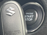 【キーレススタートシステム】カバンやポケットに入れたままでもドアの施錠・解錠が可能なスマートキーを装備。エンジンのオン・オフ時もカギを取り出す必要が無いからとっても便利です♪
