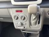 マニュアルエアコン装備★シフトレバーもシンプルで操作性が良い♪