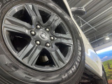 【純正17インチアルミホイール】外観にマッチした純正アルミホイールを装着しております。各種社外アルミホイールや、スタッドレスタイヤも取扱いしております。是非ご相談ください♪