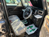 運転席はこちらです。プライベートな車内なのでリラックスできる空間を。