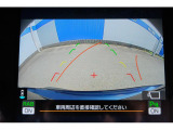 バックギアに入れるとバックカメラの映像がナビに映ります。障害物までの距離もわかりやすいです。