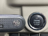 【キーフリーシステム】カバンやポケットに入れたままでもドアの施錠・解錠が可能なスマートキーを装備。エンジンのオン・オフ時もカギを取り出す必要が無いからとっても便利です♪