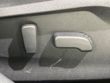 【パワーシート】スイッチ一つで簡単にシートの微調整が可能!電動だから力もいりません!快適なシートポジションにセットして、快適なドライブをお楽しみください。
