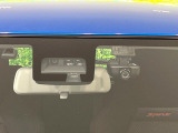 【スズキ セーフティサポート】走行中に前方の車両等を認識し、衝突しそうな時は警報とブレーキで衝突回避と被害軽減をアシスト。より安全にドライブをお楽しみいただけます。