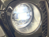 ●LEDヘッドライト:夜間走行時も良好な視界を確保し安心して運転できる高輝度LEDヘッドライトを装備!点灯速度が早く、消費電力も抑えられています。