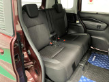 【リヤシート】低いステップでお子さんからお年寄りの方までみんなが乗りやすい低床フロア◎左右独立スライドとリクライニングができてゆったり座れます。