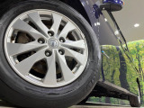 【純正15インチアルミホイール】外観にマッチした純正アルミホイールを装着しております。各種社外アルミホイールや、スタッドレスタイヤも取扱いしております。是非ご相談ください♪