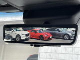 【デジタルインナーミラー】車両後方カメラの映像をルームミラーに映すことが出来ます。 そのため、後席に人や荷物があって後方が見えづらい場合でもしっかり視界を確保することが出来ます。