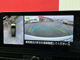 上空から見下ろしているかのような映像をディスプレイに映し出し、スムースな駐車をサポートします。画面は「トップビュー」のほか「サイドブラインドビュー」への切り換えが可能。ますます安心です