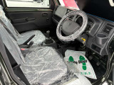 運転席はこちらです。プライベートな車内なのでリラックスできる空間を。