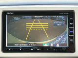 バックモニター装備。画面にて後方の確認が行えるので、バック駐車や車庫入れの際には重宝します。車の運転に慣れない方でも安心のガイドライン表示機能付。