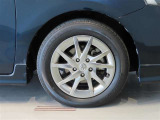 純正のアルミホイール装着車です。タイヤサイズは205/60R16です。