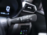ヘッドライトスイッチをAUTOにしておけば昼間でもトンネルなど暗い所に入った時には自動的にヘッドライトが点灯。高速道路などトンネルの多いところを走行する時、大変便利です。