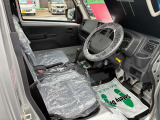 運転席はこちらです。プライベートな車内なのでリラックスできる空間を。