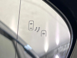 【ブラインドスポットモニター】走行中、ドアミラーの死角になりやすい箇所に後続車が接近するとサイドミラーのレンズに警告を表示!ドライバーに注意喚起をしてくれます。