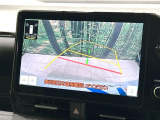 【バックカメラ】駐車時に後方がリアルタイム映像で確認できます。大型商業施設や立体駐車場での駐車時や、夜間のバック時に大活躍!運転スキルに関わらず、今や必須となった装備のひとつです!