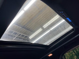 【サンルーフ】開放感たっぷりの希少装備、サンルーフが装着されています!車内に明かりを取り入れたり景色を楽しむ以外にも、車内の空気も簡単に換気できて快適です!