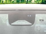 【ホンダセンシング】走行中に前方の車両等を認識し、衝突しそうな時は警報とブレーキで衝突回避と被害軽減をアシスト。より安全にドライブをお楽しみいただけます。