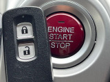 【Hondaスマートキー】カバンやポケットに入れたままでもドアの施錠・解錠が可能なスマートキーを装備。エンジンのオン・オフ時もカギを取り出す必要が無いからとっても便利です♪