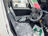 運転席はこちらです。プライベートな車内なのでリラックスできる空間を。