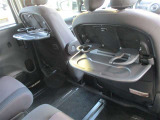 2列目と3列目にはカップホルダーテーブルが装備されています。