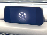 【8インチマツダコネクト】車内の雰囲気にマッチした大型のディスプレイ。スマホ接続でのナビ使用やBluetooth再生等、様々な機能が楽しめます。直感的なダイヤル操作が可能で、使い勝手も良好です。