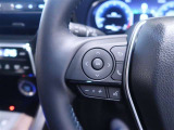 ハンドルから手を離さずにオーディオの操作ができるステアリングスイッチを装備。わき見運転の防止にもなり安全運転に貢献します。